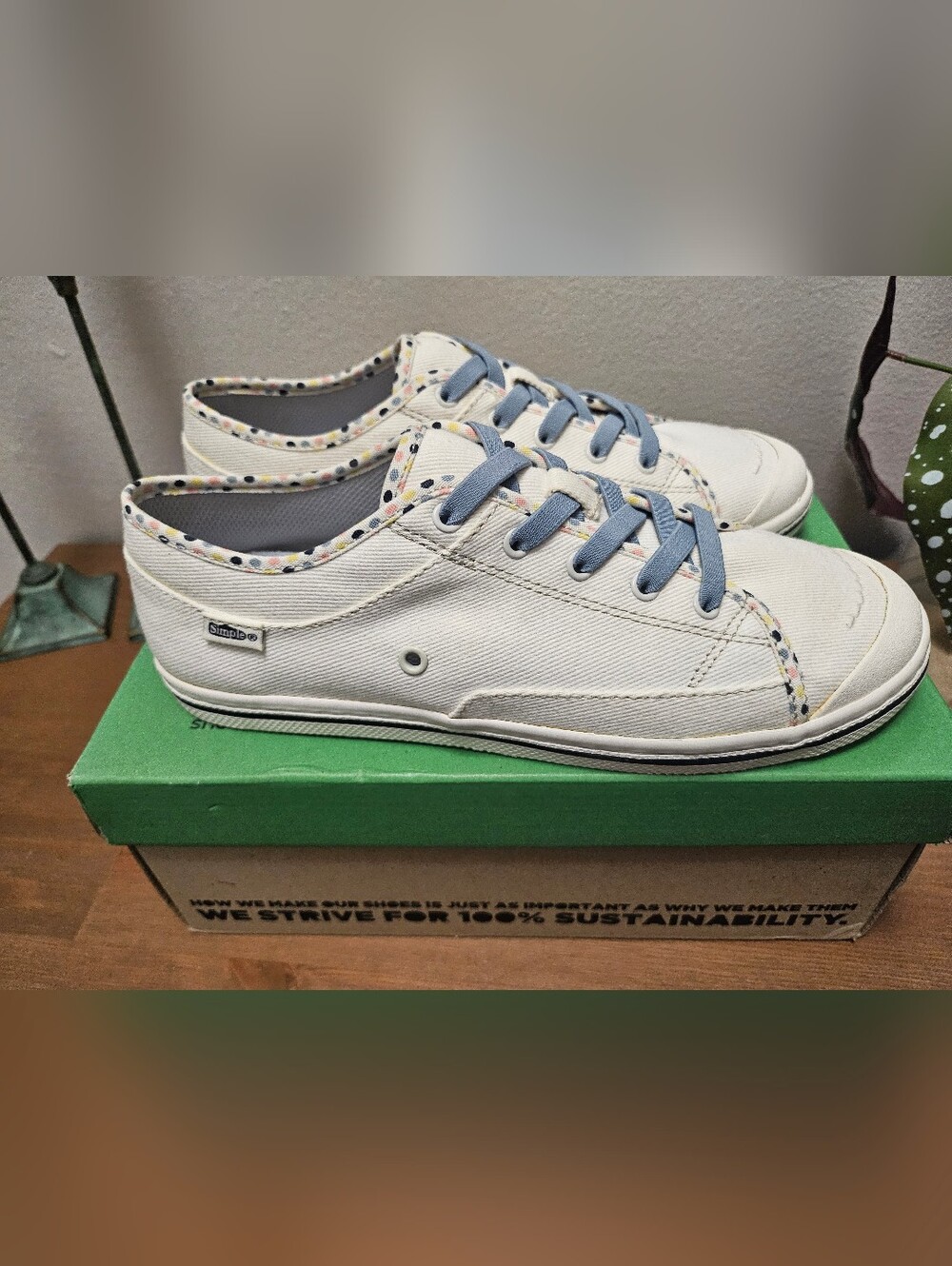 NIB-Simple brand sneakers